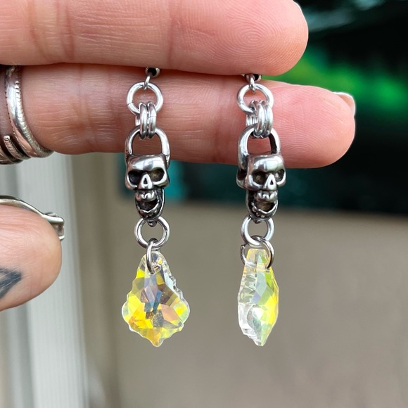 Stainless steel skull dangly earrings with iridescent yellow blue drop crystal - Picture 5 of 8
